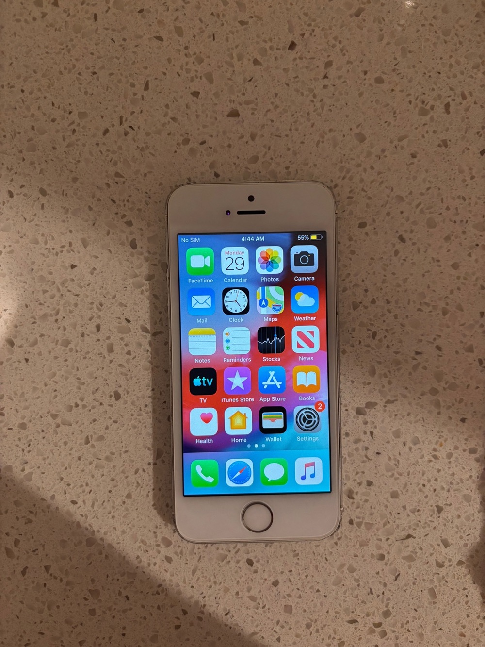 Apple iPhone SE White Front-Facing Home Button Smartphone